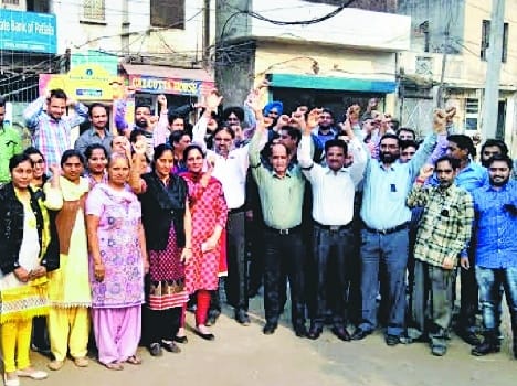 bank, employees, demand, protest