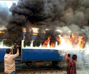 Fire in pryagaraj train on delhi railway station