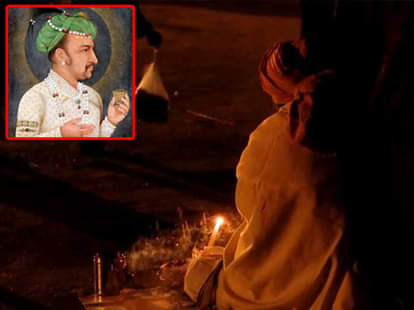 Muslims worshiped in the temple of holy black stone.