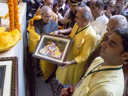 President pranab mukherjee goes Radharaman temple.