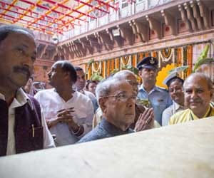 President pranab mukherjee goes Radharaman temple.