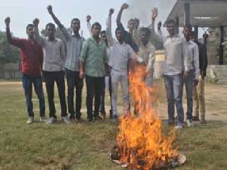 Student Army blew effigy of terrorism