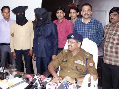 Fraud on the name of job, two arrested.