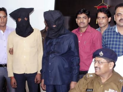 Fraud on the name of job, two arrested.