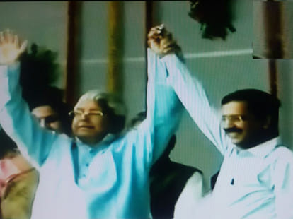 kejriwal says laloo forcily hugs me at oath ceremony of nitish kumar