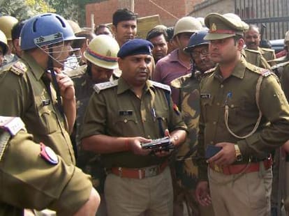 Lawyers beat SI in Raebareli.