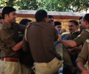 Quarrel between Police man in Raebareli.