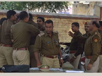 Quarrel between Police man in Raebareli.