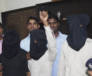 police arrest restaurant waiters for card cloning