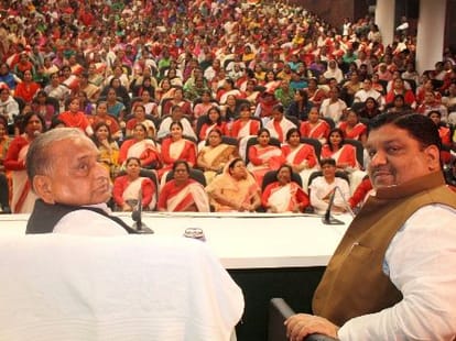 Mulayam Addresses to his party woman.