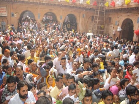 rush at bankebihari temple 