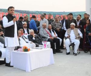 Akhilesh Yadav shows gratitude to Mulayam.
