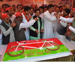 celebrating Netaji 'birthday with 77 kg cake
