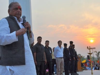 mulayam singh scolds party leader