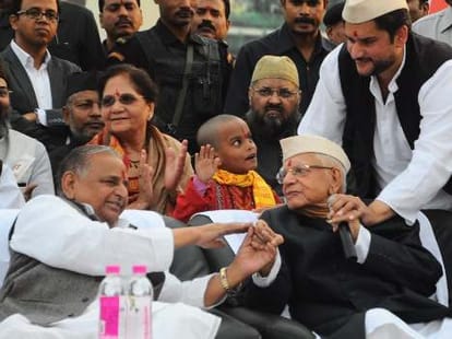 Akhilesh Yadav shows gratitude to Mulayam.