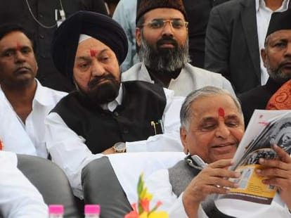 Akhilesh Yadav shows gratitude to Mulayam.