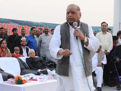 Mulayam slams Congress on his birthday.