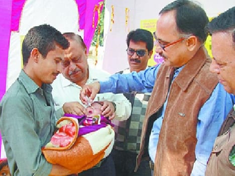 children drink polio drops