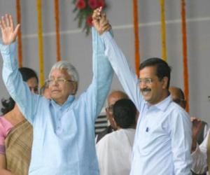 kejriwal says laloo forcily hugs me at oath ceremony of nitish kumar