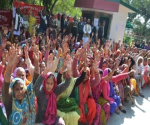protest against smart city dehradun.