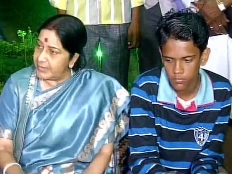 Sushma meets Pakistani teenager in Bhopal, says India ready to help
