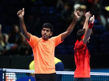 Novak Djokovic Eases Past Roger Federer For Title in ATP Finals