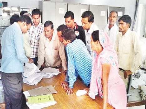 Kalktret drew crowds to the voters list