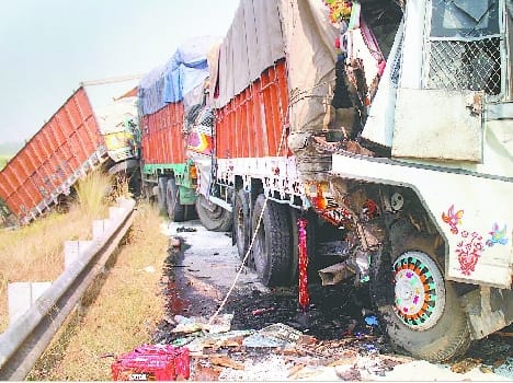 Larger bypass major accident , seven vehicles loggerheads , two deaths