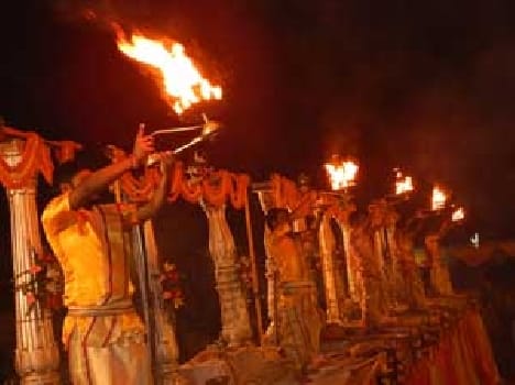 Lacerated wound on the banks of Ganga pilgrims ' Triveni