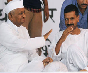 anna hazare criticized kejriwal for hugging lalu yadav
