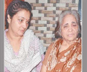 old woman looted by a man in police uniform in ghaziabad