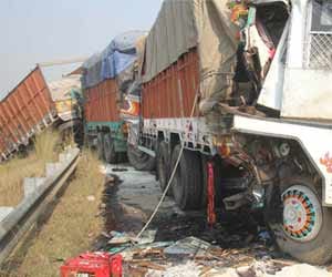two trucks accident in pathankot, one driver dead