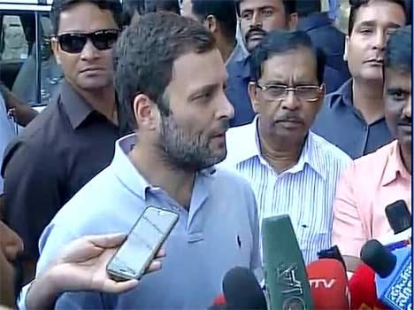 Young children showing mirror to rahul gandhi
