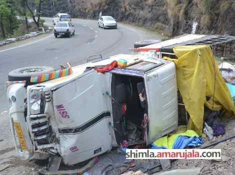 pickup accident at solan, 16 injured.