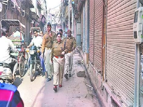 bussinessmen of agra angry on lathicharge