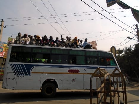  Buses traveling on the roof of the accident is haunted