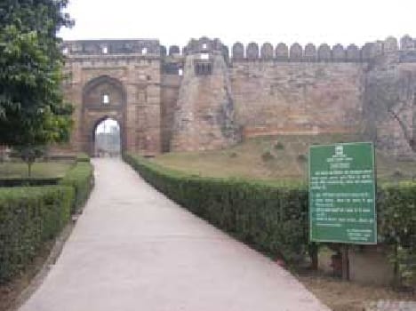 Trilogy of pilgrimages to look at the world stage decked tourist city