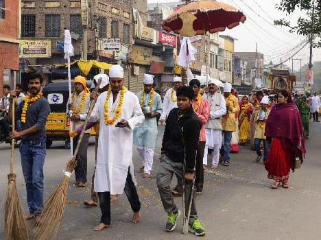 Fanfare derived from chanting trip