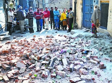 old, building, roof, collapsed, one, died