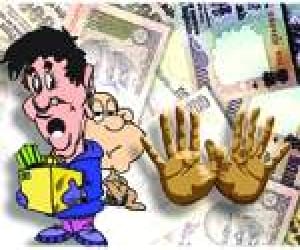 Crown chit fund company dusting of people forced to eat the victim of swindle