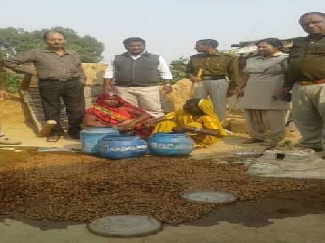 Three women arrested 35 liters of liquor seized
