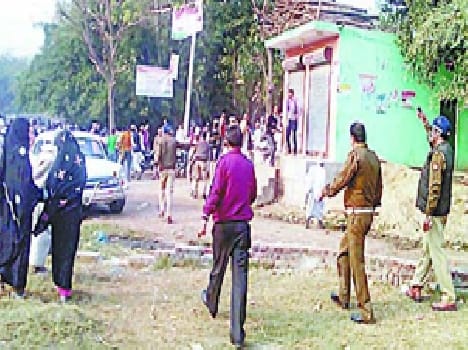 Stones and over 15 injured in firing