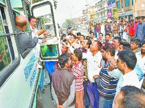 Invoices cutting staff and traffic police clashed on roadways