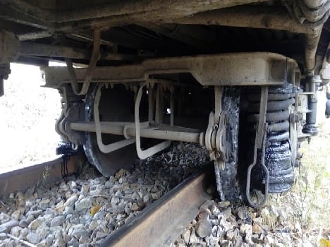Izatnagar - Gonda Passenger descended from the wheel track