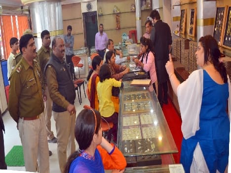 1.70 lakh in broad daylight Thieves took jewelery