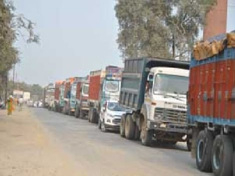 Ntwan people bother to jam on the road