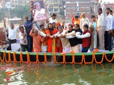 BHP leader Ashoka sinhal daith bady mixup in Ganga sunday