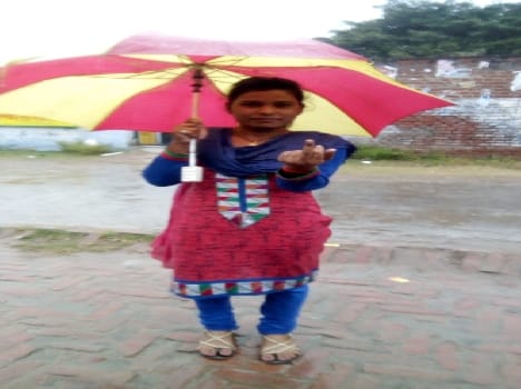  The enthusiasm of the voters in the rain