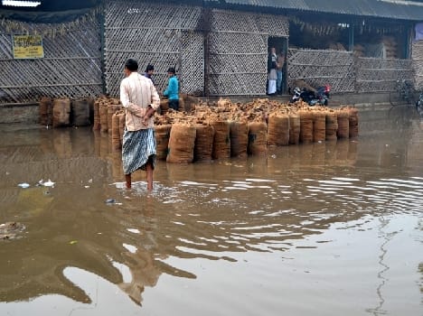 heavy rain caused wastage of grain in mathura