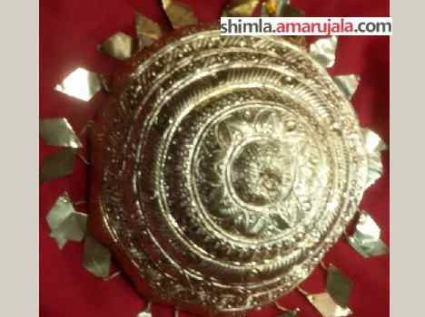 a piligrim offer gold chatra at maa chintpurni temple.